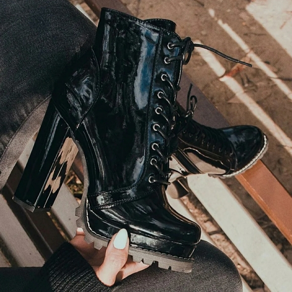 𝙇𝙖𝙨𝙩 𝙎𝙞𝙯 10🥇🖤Patent Lug Sole Lace Up Platform Boot - BLACK - Picture 10 of 16